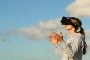 Donna con visore VR – esempio di tecnologia per startup innovative 2025